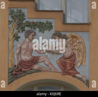 Cette image montre un détail d'une peinture de maison (Hausgemälde) à Am Leinritt à Bamberg, en Allemagne, mettant en évidence les caractéristiques architecturales et décoratives des bâtiments résidentiels. Banque D'Images