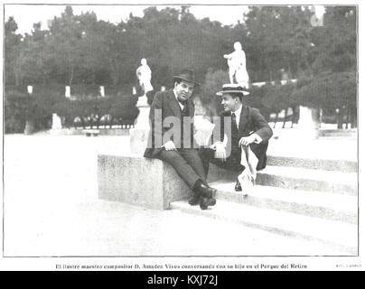 Amadeo vives est montré en train de parler avec son fils dans le parc du Retiro de Madrid le 6 juin 1914, capturé dans une photographie historique par Campúa pour le magazine la Esfera. Banque D'Images