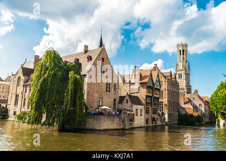 Bruges, Belgique, - 31 août 2017 : Quai Rozenhoedkaai ou Rosaire avec les gens autour de la ville médiévale de Bruges, Belgique Banque D'Images