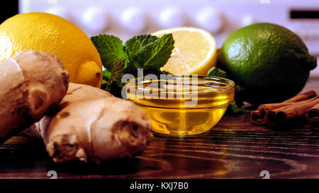 Boisson du citron sur la table. Boisson citron et gingembre. Le w Banque D'Images