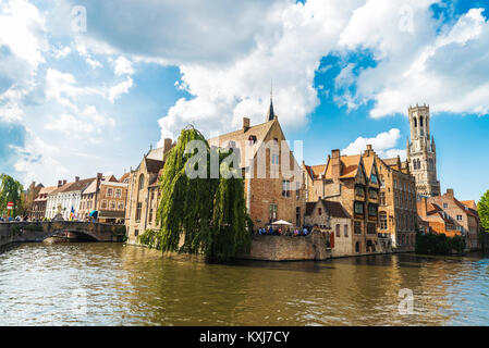 Bruges, Belgique, - 31 août 2017 : Quai Rozenhoedkaai ou Rosaire avec les gens autour de la ville médiévale de Bruges, Belgique Banque D'Images