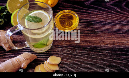 Boisson du citron sur la table. Boisson citron et gingembre. Le w Banque D'Images