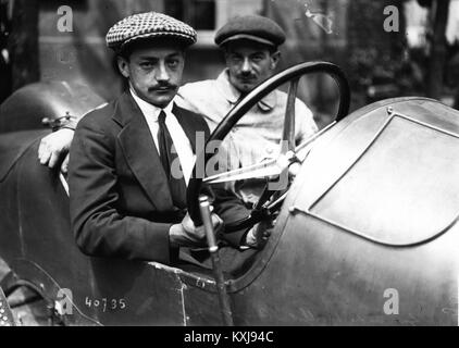 Une photographie de 1914 du pilote automobile français André Boillot participant au Grand Prix de France, représentant les débuts de l'histoire de la course automobile et de l'héritage sportif. Banque D'Images