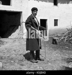 Anton le Fatur, 62 let, ovčar kmet dans suknji 1955 v zimski Stari grad (2) Banque D'Images