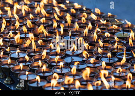 Brûler des bougies dans des rituels du temple népalais. Katmandou, Népal. Banque D'Images