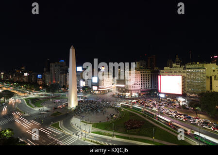 Rassemblement de personnes pour protester sur l'Avenida 9 de Julio, à Buenos Aires, Argentine Banque D'Images