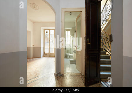Vide, ancien appartement intérieur avec salle de bains, salon et vue escalier Banque D'Images