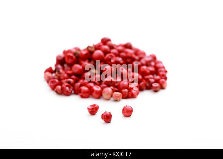 Graines de poivre rouge sur fond blanc Banque D'Images