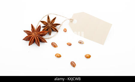 L'anis étoilé avec une étiquette sur un fond blanc Banque D'Images