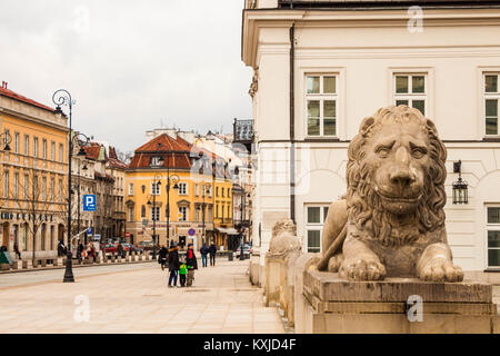 Varsovie, Pologne - 23 Février 2017 : Sculpture de lion en face du palais présidentiel à la rue Krakowskie Przedmiescie à Varsovie, Pologne. Banque D'Images