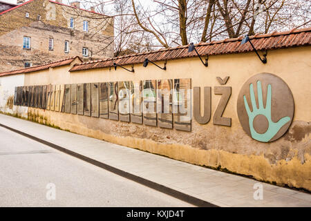 Vilnius, Lituanie - 5 Avril, 2017 : Constitution de la République indépendante d'Uzupis. Des copies des 39 articles rédigés en 23 langues sur un mur Banque D'Images