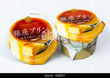 Le japonais "Pudding" purin par Bunmeido est un dessert crème anglaise avec une couche de caramel sur le dessus. Présentée ici sur un fond blanc. Banque D'Images