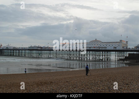 Brighton, Royaume-Uni - 04 août 2008 : la jetée de Brighton sur un jour nuageux gris Banque D'Images