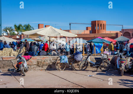 MARRAKECH, MAROC - 11 DÉCEMBRE : foule de gens au bazar de Marrakech. Décembre 2016 Banque D'Images