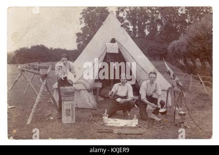 Carte postale du début de la première Guerre mondiale de jeunes hommes campant, signe Aero Bhoys dans la tente, peut-être de jeunes aviateurs de Brooklands Aero Club, Surrey ou surnom de camp ou tout simplement de jeunes hommes s'amusant, vers 1914 Banque D'Images