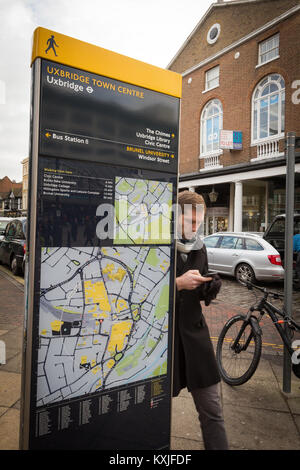 Le centre-ville de Uxbridge, panneau d'information sur l'ouest de Londres, Royaume-Uni. London Banque D'Images