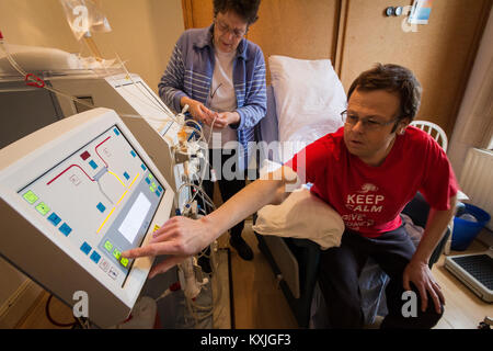 La dialyse à domicile - Maman prendre soin de son fils UK Banque D'Images