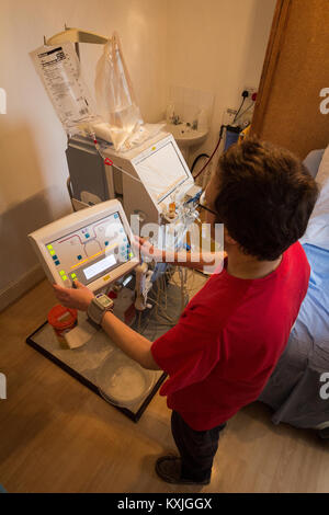 La dialyse à domicile - Maman prendre soin de son fils UK Banque D'Images