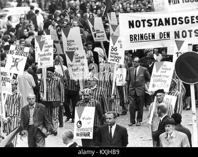 De nombreux anciens prisonniers du camp de concentration camp de concentration portant des vêtements à rayures ont pris part à une grande manifestation contre l'urgence allemand agit sur 11 mai 1968 à Bonn. Dans le monde d'utilisation | Banque D'Images