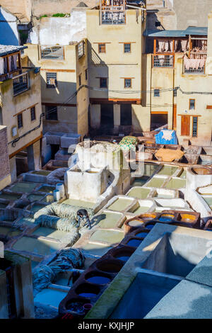 Fes, MAROC - 10 DÉCEMBRE : Man working at les piscines du sur des tanneries de Fès vieille ville. Décembre 2016 Banque D'Images