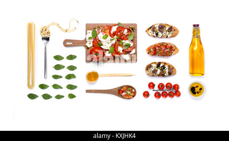 Un passage tiré d'une sélection de plats méditerranéens, les aliments comme les tomates, les olives, l'huile d'olive au basilic et de pain Banque D'Images