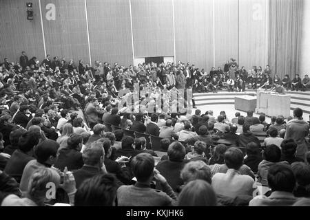 L'Auditorium Maximum entièrement occupé de l'Université de Fribourg au cours d'un apprentissage le 16 janvier 1969. La représentation des élèves a annulé sa coopération au Sénat. Dans le monde d'utilisation | Banque D'Images