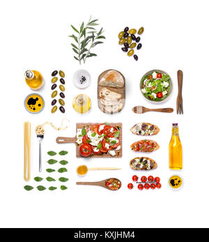 Un passage tiré d'une sélection de plats méditerranéens, les aliments comme les tomates, les olives, l'huile d'olive au basilic et de pain Banque D'Images