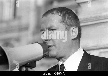 Avocat Heinrich Hannover parle pendant un mégaphone après le prononcé du jugement contre Daniel Cohn-Bendit. À sa droite SDD président Karl-Dietrich Wolff, au très bon leader étudiant Hans-Jürgen Krahl. L'Union des étudiants allemands socialistes (SDS) est titulaire d'un apprentissage à l'occasion du processus contre leader étudiant Daniel Cohn-Bendit le 27 septembre 1968 à Frankfurt am Main. Dans le monde d'utilisation | Banque D'Images