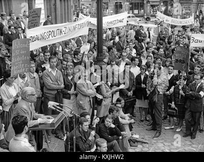 Les étudiants de l'Université de Francfort pendant le rallye à la Römerberg sur 01.07.1965, à gauche au lutrin Recteur Dr. Wolfgang Franz durant son discours. Le jeudi (01.07.1965) des étudiants de toutes les universités et collèges de la République fédérale d'Allemagne et de l'ouest de Berlin a démontré avec des démonstrations et des marches de protestation contre la "crise" de l'éducation de plus en plus en Allemagne. L'Association d'étudiants (VDS) avait appelé à 380 000 étudiants dans 120 villes. Les manifestations ont eu lieu dans le cadre de la devise 'Action 1 Juillet - l'éducation en Allemagne'. Dans le monde d'utilisation | Banque D'Images