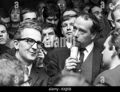 Le professeur Âblage Fetscher (l) et le professeur Thomas Luckmann informer les étudiants au sujet de la décision du conseil. Une centaine d'étudiants se sont réunis à l'Université Goethe de manifester pour l'égalité de l'occupation du remplissage des comités universitaires par des professeurs, assistants et étudiants et la participation du public dans les réunions du comité le 06 décembre 1967. Dans le monde d'utilisation | Banque D'Images