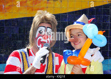 Portugal, Algarve, Monchique. Vers février 2014. Clown de recevoir à l'école chaque année un carnaval à Monchique, Portugal. Photo prise en février 2014 Banque D'Images