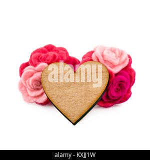 Coeur en bois avec fleurs de laine rose et rouge sur fond blanc. Valentine's Day Greeting card Banque D'Images