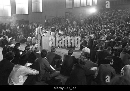 Vue de la salle de conférence au cours d'un apprentissage à l'Université de Cologne le 06 mai 1969. Environ 2 000 étudiants se sont réunis pour un apprentissage pour discuter de la Loi de l'enseignement supérieur de Rhénanie du Nord-Westphalie de façon critique. Dans le monde d'utilisation | Banque D'Images