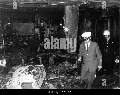 Groupes de travail de la police d'urgence et pompiers inspecter les quatrième histoire de "Kaufhof' à Francfort le 3 avril en 1968. Deux centres commerciaux à Francfort ont été incendiés cette nuit. Cartouches explosives et un appel téléphonique pour le service de rédaction du dpa Deutsche Presse-Agentur confessant l'attaque, soulignent la possibilité d'attaques à motivation politique. Parmi les coupables sont les membres de la RAF Andreas Baader et Gudrun Ensslin. L'attaque et ses conséquences est regardes comme la racine de la RAF en Allemagne | la terreur dans le monde entier d'utilisation Banque D'Images