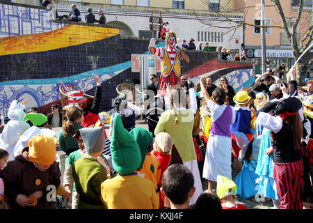 Portugal, Algarve, Monchique. Vers février 2014. Clown de recevoir à l'école chaque année un carnaval à Monchique, Portugal. Photo prise en février 2014 Banque D'Images