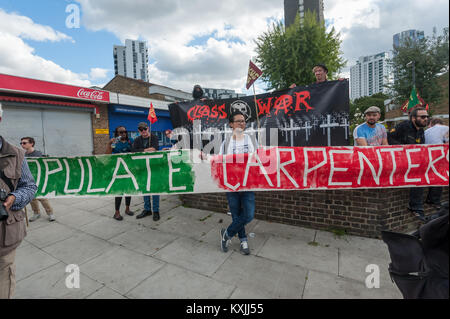 Bannière de guerre de classe et la longue 'repeupler Carpenters' bannière. Beaucoup de bien construit et le bon état des maisons sur la succession ont été délibérément maintenu vide par Newham council pour aussi longtemps que 10 ans en dépit de la situation de pénurie de logement dans la région. Banque D'Images