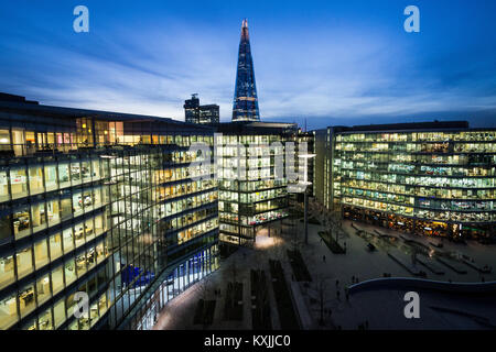 Plus de Londres, sur le développement de la rive sud de la Tamise Tower Bridge. L'écharde dans l'arrière-plan, Londres UK Banque D'Images