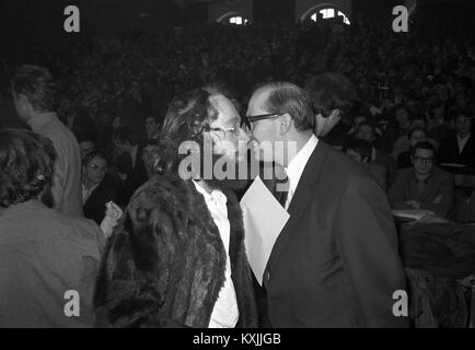 Le fédéré Fritz Teufel (l) et l'avocat Horst Mahler (r) dans la salle de conférences surpeuplés Université de Munich au cours d'un séminaire le 08 novembre 1968. Dans le monde d'utilisation | Banque D'Images