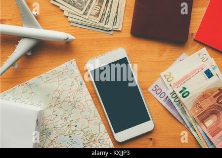 Vue de dessus de vacation travel concept Smartphone avec écran blanc comme copie la maquette de l'espace pour réservation d'hôtel et réservation mobile app ou avion t Banque D'Images