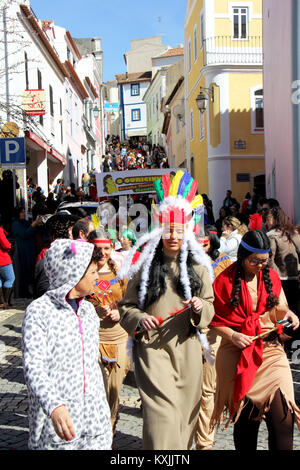 Monchique, Algarve, Portugal.Vers février 2014.Enfants d'école vêtus de costumes pendant le Carnaval dans les rues de la ville de montagne Monchique Banque D'Images