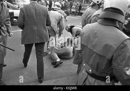 Manifestants et policiers choc au cours d'une manifestation contre la guerre du Vietnam à Francfort le 15 novembre 1969, au cours de laquelle les participants s'est écarté de la route d'accord. Dans le monde d'utilisation | Banque D'Images