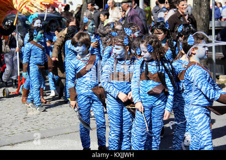Monchique, Algarve, Portugal.Vers février 2014.Enfants d'école vêtus de costumes d'Avatar pendant le Carnaval Banque D'Images