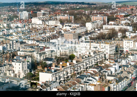 Un portrait de bâtiments à Brighton avec les South Downs dans la distance. Banque D'Images