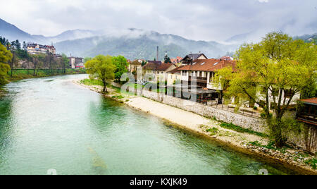 Vue panoramique sur la rivière Neretva et la montagne environnante, à Konjic Bosnie Banque D'Images