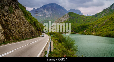 L'autoroute à travers les montagnes le long de la Neretva en Bosnie-Herzégovine Banque D'Images