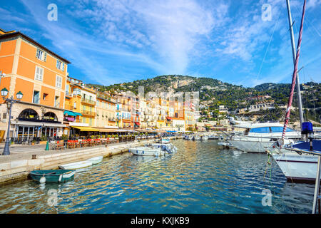 Avis de maisons colorées sur front de mer dans le village de Villefranche-sur-Mer. Cote d'Azur, France Banque D'Images