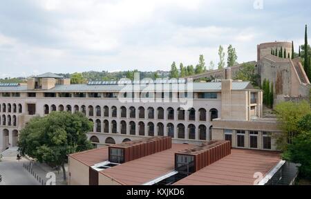 Faculté des lettres à l'université d'un côté de l'ancien mur à Gérone, Catalogne, nord-est de l'Espagne. Banque D'Images