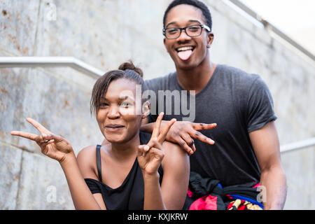 Portrait of young African American couple making funny faces whi Banque D'Images