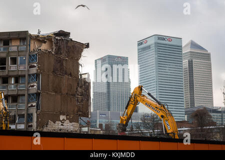 La démolition continue de Robin Hood Gardens, l'après-guerre brutaliste housing estate dans l'Est de Londres, Royaume-Uni. Banque D'Images