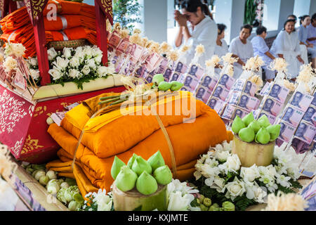 CHIANG RAI, THAÏLANDE - 06 NOVEMBRE 2014 : Loi Krathong festival offerts au Temple de Wat Rong Khun. Banque D'Images